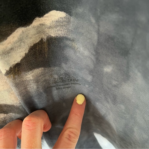 Vintage The Mountain Men's XL Wolf T-shirt - Picture 5 of 8